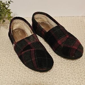 TOMS Womens Plaid Fur Lined Slip-On Shoes - Black and Red W8